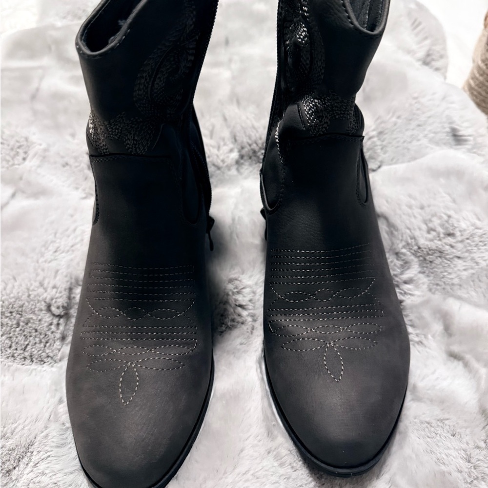 Global Win Black Ankle Boots with Embroidered Detail